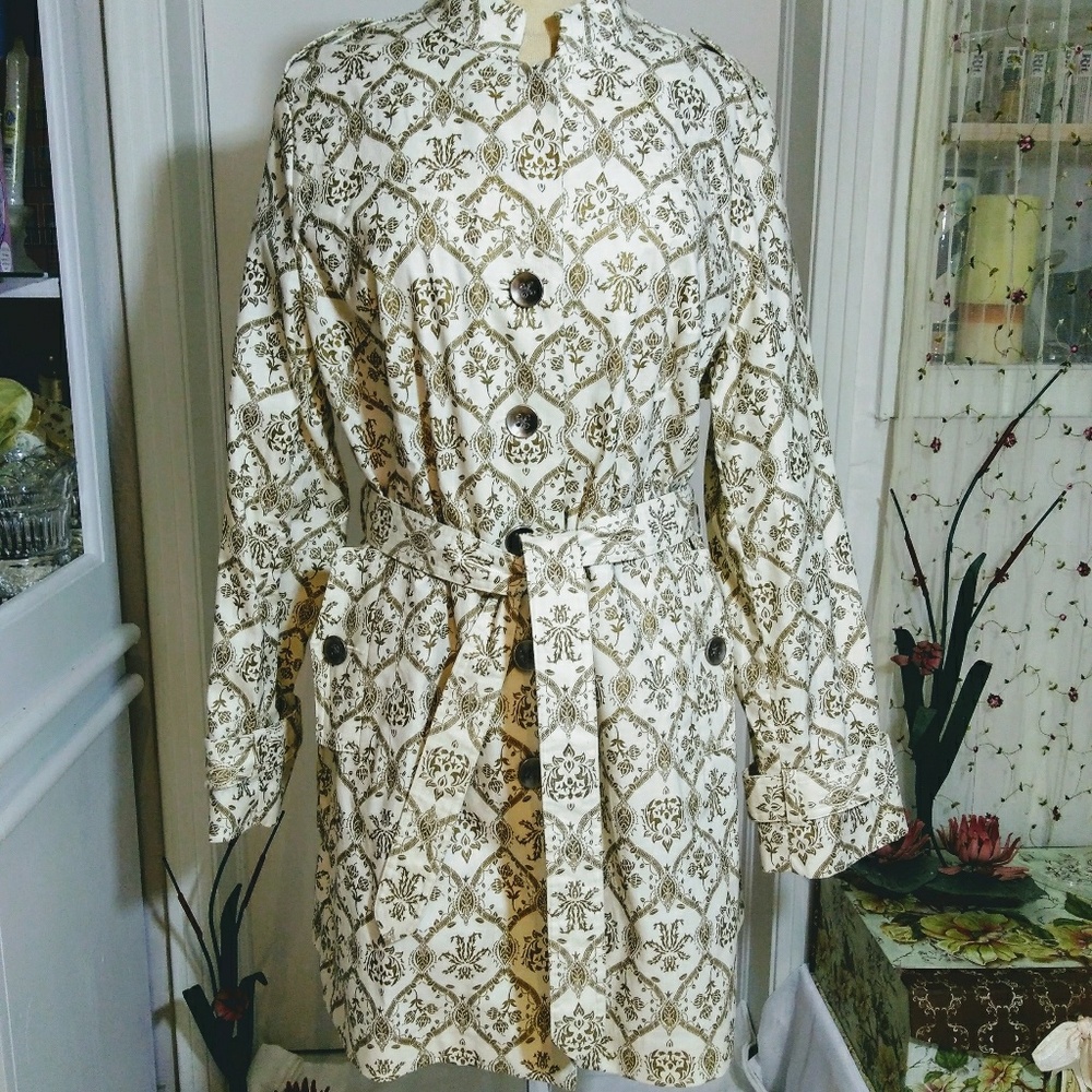 Mossimo size x-large unlined Ivory and gold coat